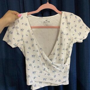 Hollister floral blue semi crop top